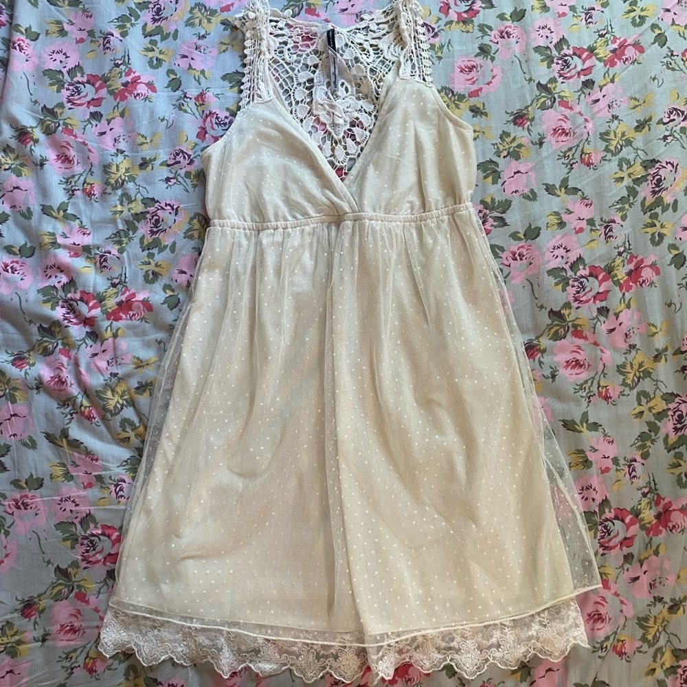 White dress with lace. Stradivarius